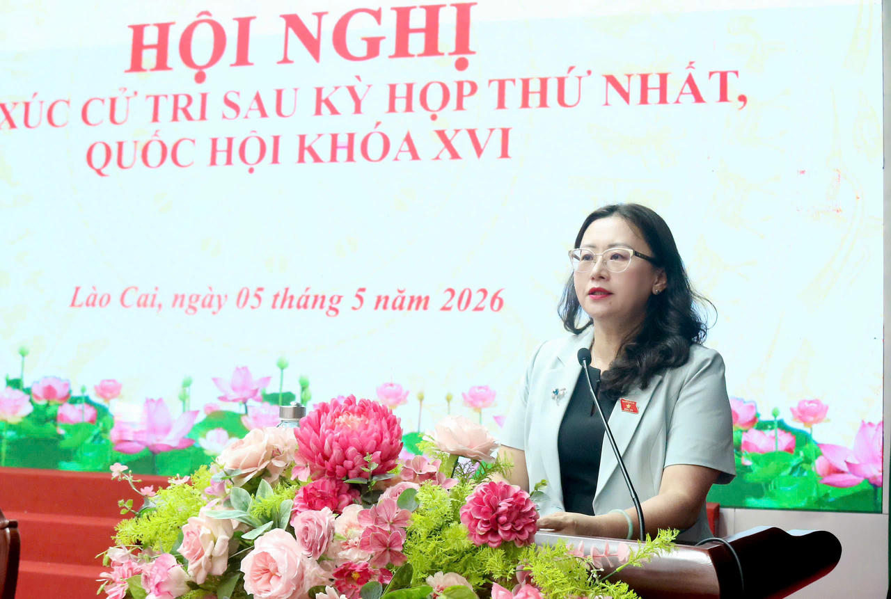 Bà Giàng Thị Dung – Phó Bí thư Tỉnh ủy, Chủ tịch Ủy ban MTTQ Việt Nam tỉnh, Trưởng Đoàn đại biểu Quốc hội tỉnh Lào Cai khóa XVI&nbsp;phát biểu, tiếp thu ý kiến, kiến nghị của cử tri gửi tới Quốc hội