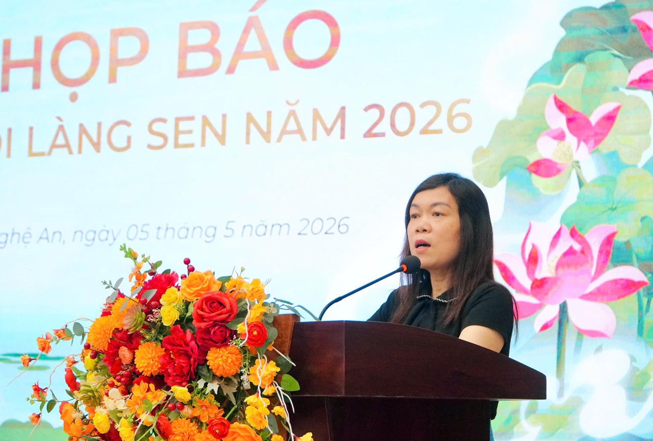 Bà Quách Thị Cường - Phó Giám đốc Sở VHTTDL Nghệ An thông tin về Lễ hội Làng Sen. (Ảnh: Tuyết Lan)