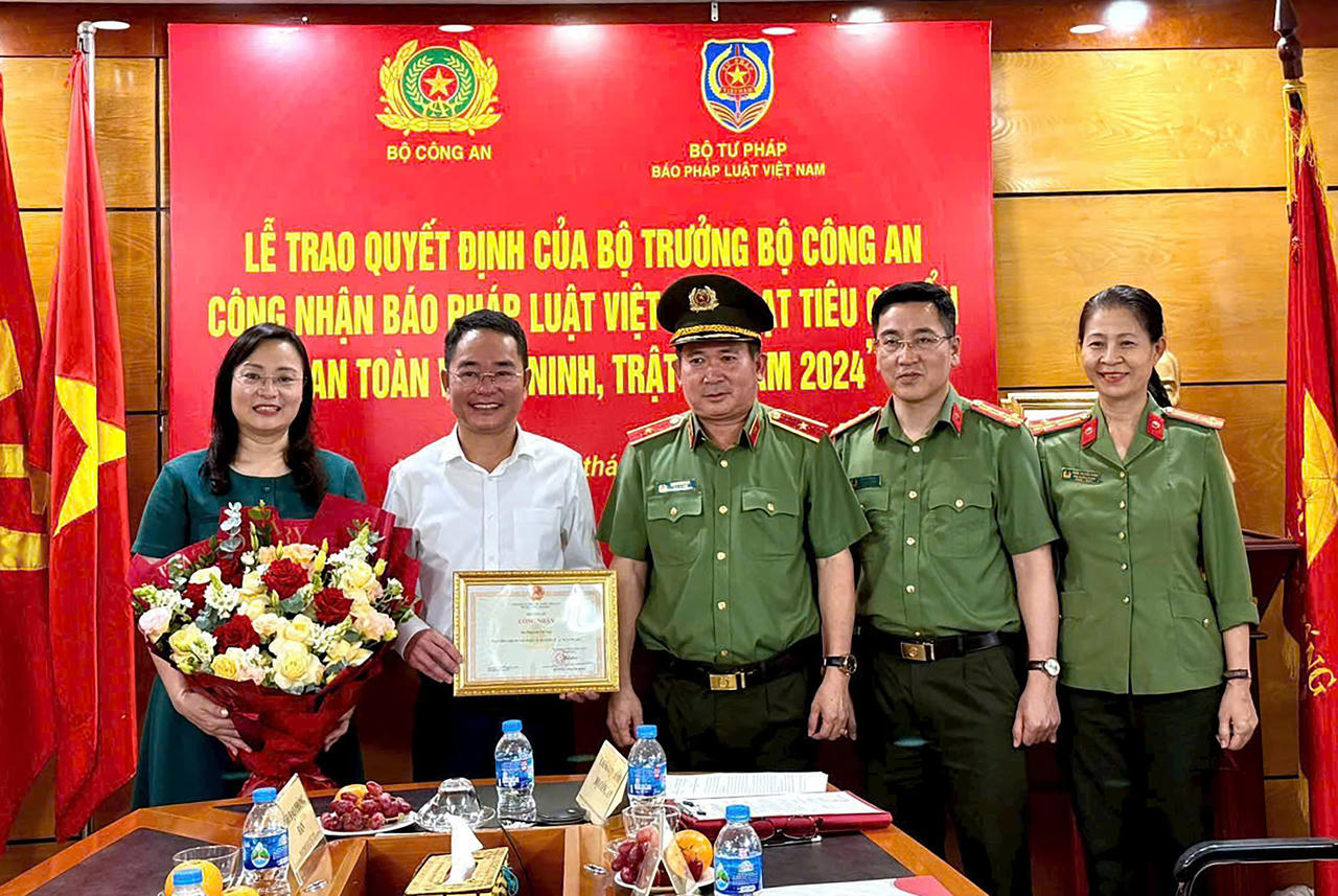 Thiếu tướng Đinh Văn Nơi, Cục trưởng Cục An ninh chính trị nội bộ (A03) đã trao Quyết định của Bộ trưởng Bộ Công an công nhận Báo Pháp luật Việt Nam đạt chuẩn “An toàn về an ninh, trật tự” năm 2024. Ảnh Báo Pháp luật Việt Nam.