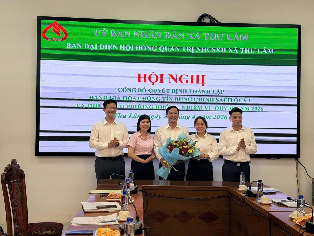Lãnh đạo xã Thư Lâm cùng các đại biểu chúc mừng Ban đại diện Hội đồng Quản trị NHCSXH xã sau lễ công bố quyết định.