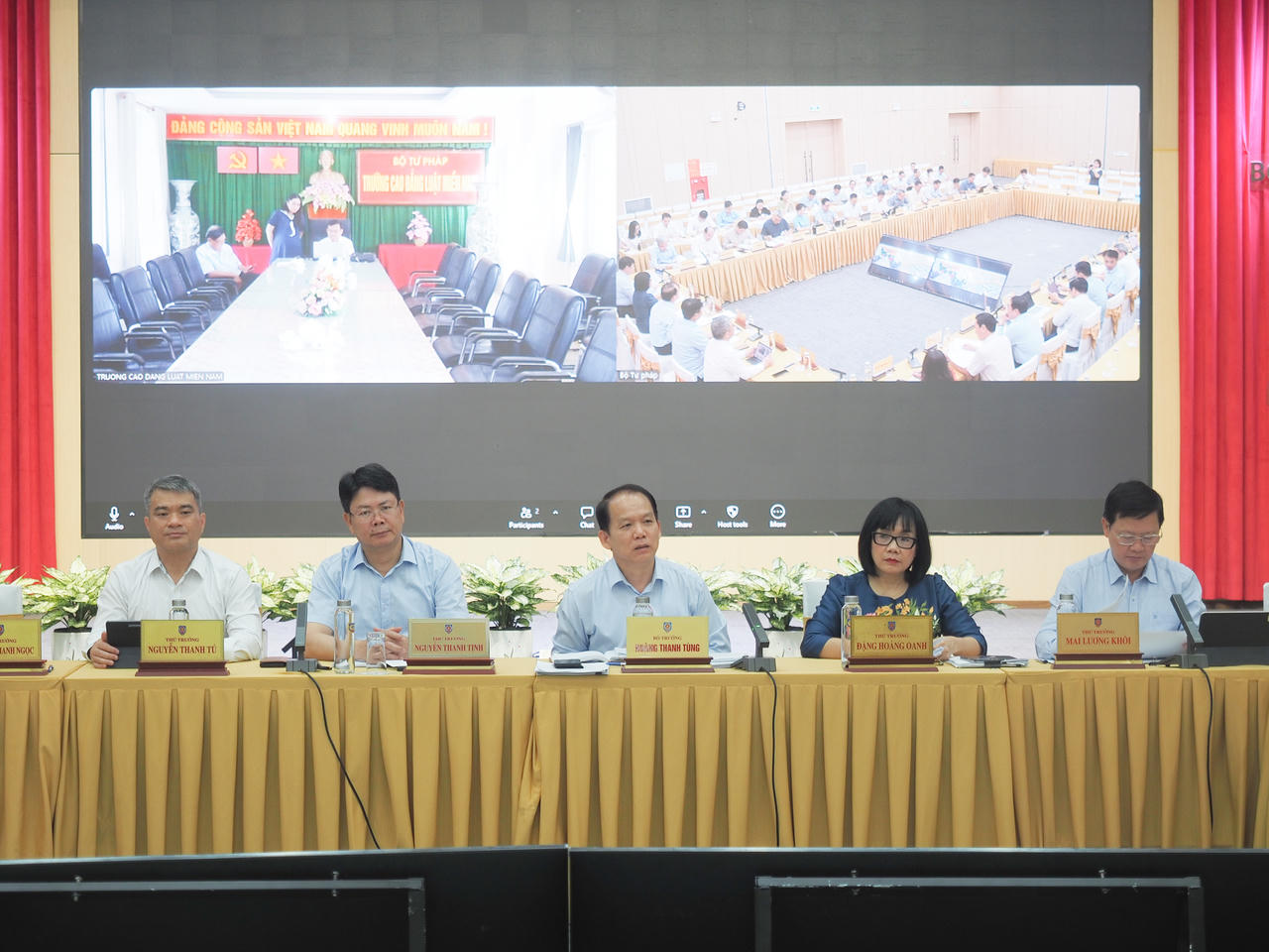 Bộ trưởng Hoàng Thanh Tùng cùng các Thứ trưởng chủ trì cuộc họp.