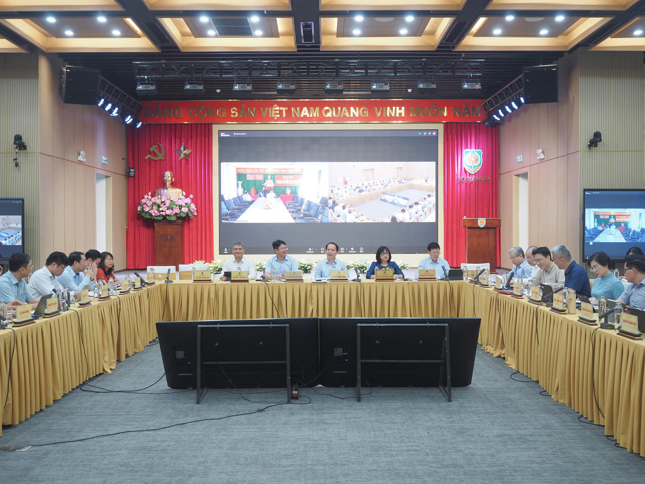 Toàn cảnh cuộc họp.