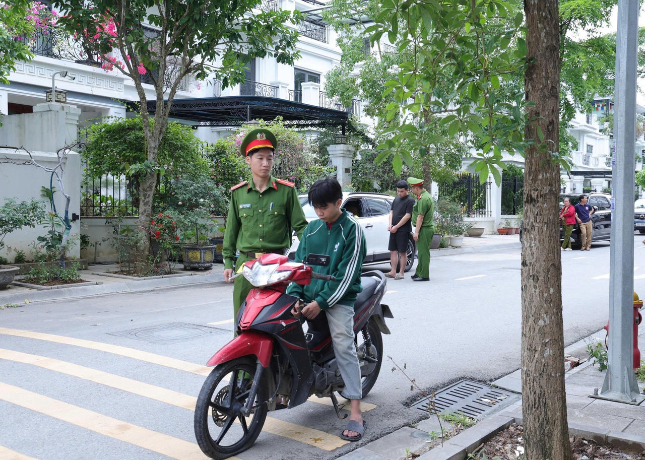 Hai đối tượng phá kính ô tô rồi trộm cắp dựng lại hiện trường vụ việc.