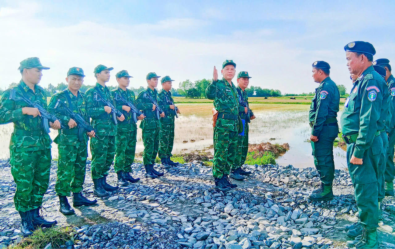Các đồn Biên phòng tổ chức tuần tra song phương và trao đổi tình hình với lực lượng quản lý bảo vệ biên giới phía Campuchia đối diện.