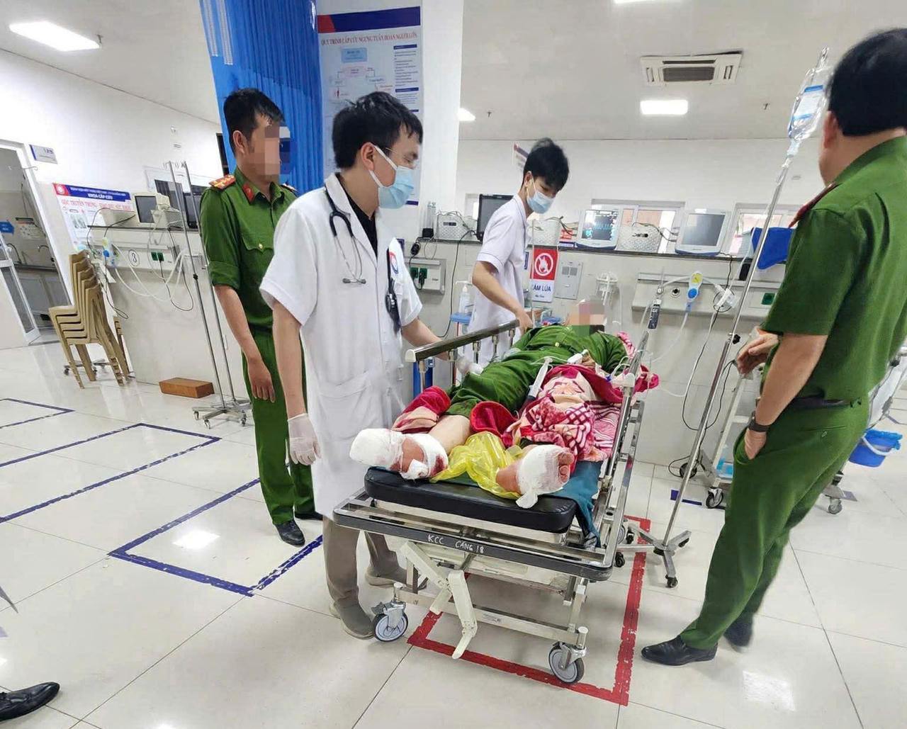 Nạn nhân đang được các y, bác sĩ khẩn trương sơ cứu, điều trị tại cơ sở y tế.