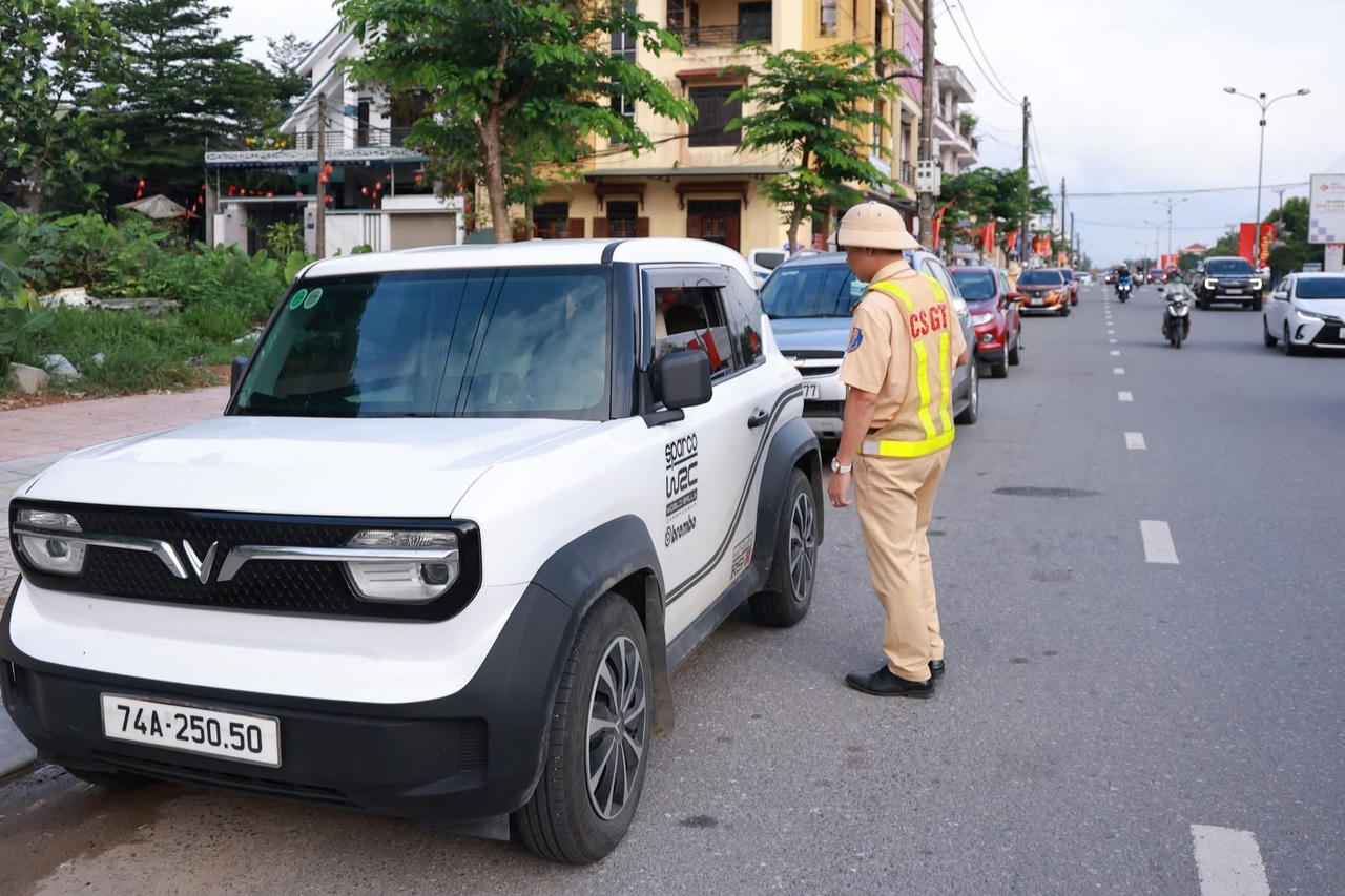 CSGT Quảng Trị tăng cường tuần tra, xử lí vi phạm giao thông tại phường Đông Hà và Nam Đông Hà