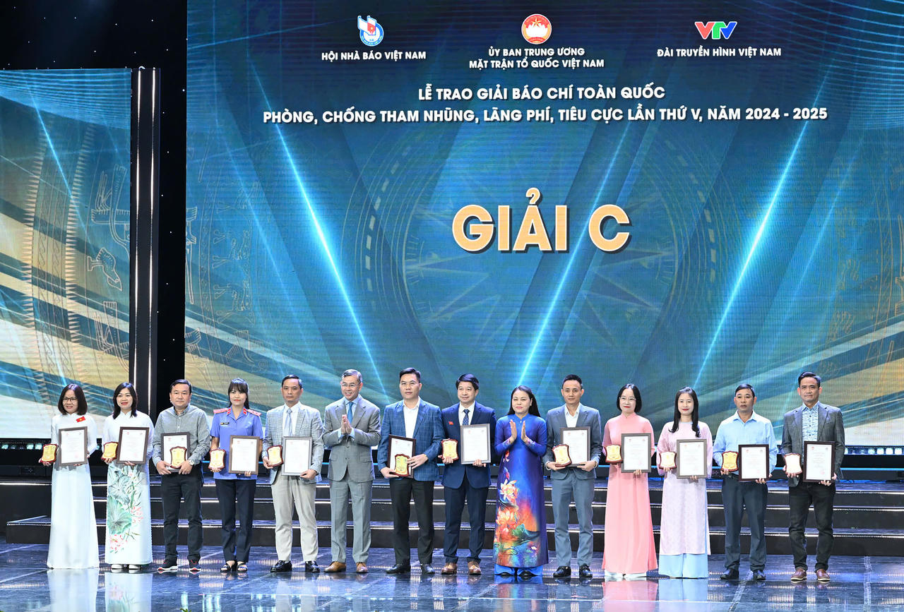 Báo Pháp luật Việt Nam nhận giải báo chí toàn quốc phòng, chống tham nhũng, tiêu cực lần thứ V, năm 2024-2025. Ảnh Phạm Duy