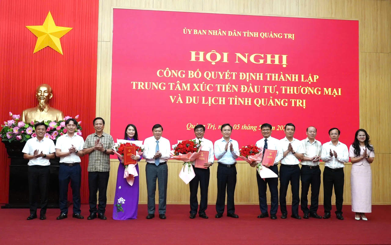 Lãnh đạo tỉnh và các sở, ngành chúc mừng tập thể lãnh đạo Trung tâm Xúc tiến Đầu tư, Thương mại và Du lịch tỉnh Quảng Trị vừa được thành lập.