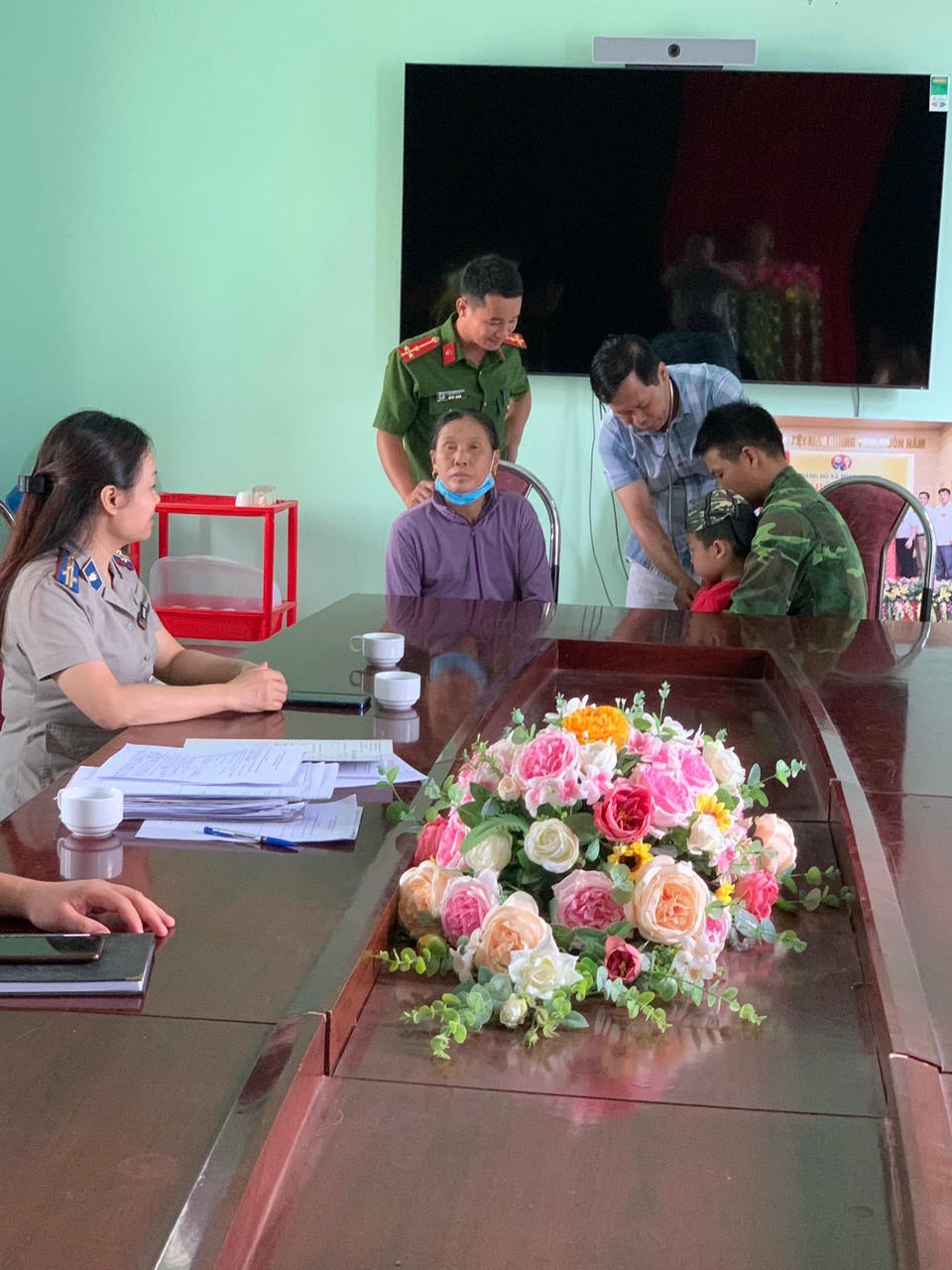 Chấp hành viên Ngô Thị Bình luôn giữ thái độ chuẩn mực khi tiếp xúc với đương sự.