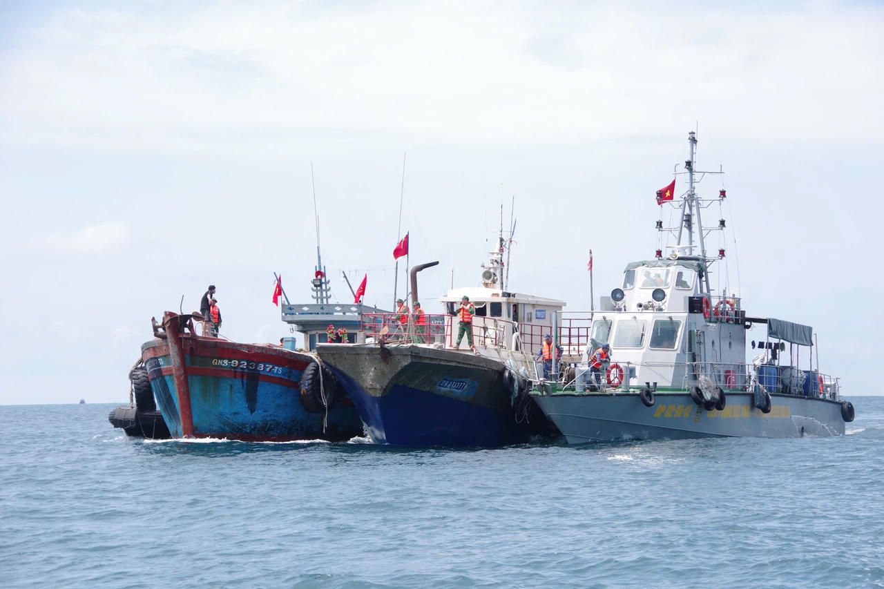 Bộ đội Biên phòng cứu hộ liên tiếp 2 tàu cá nước ngoài gặp nạn gần đảo Bạch Long Vĩ