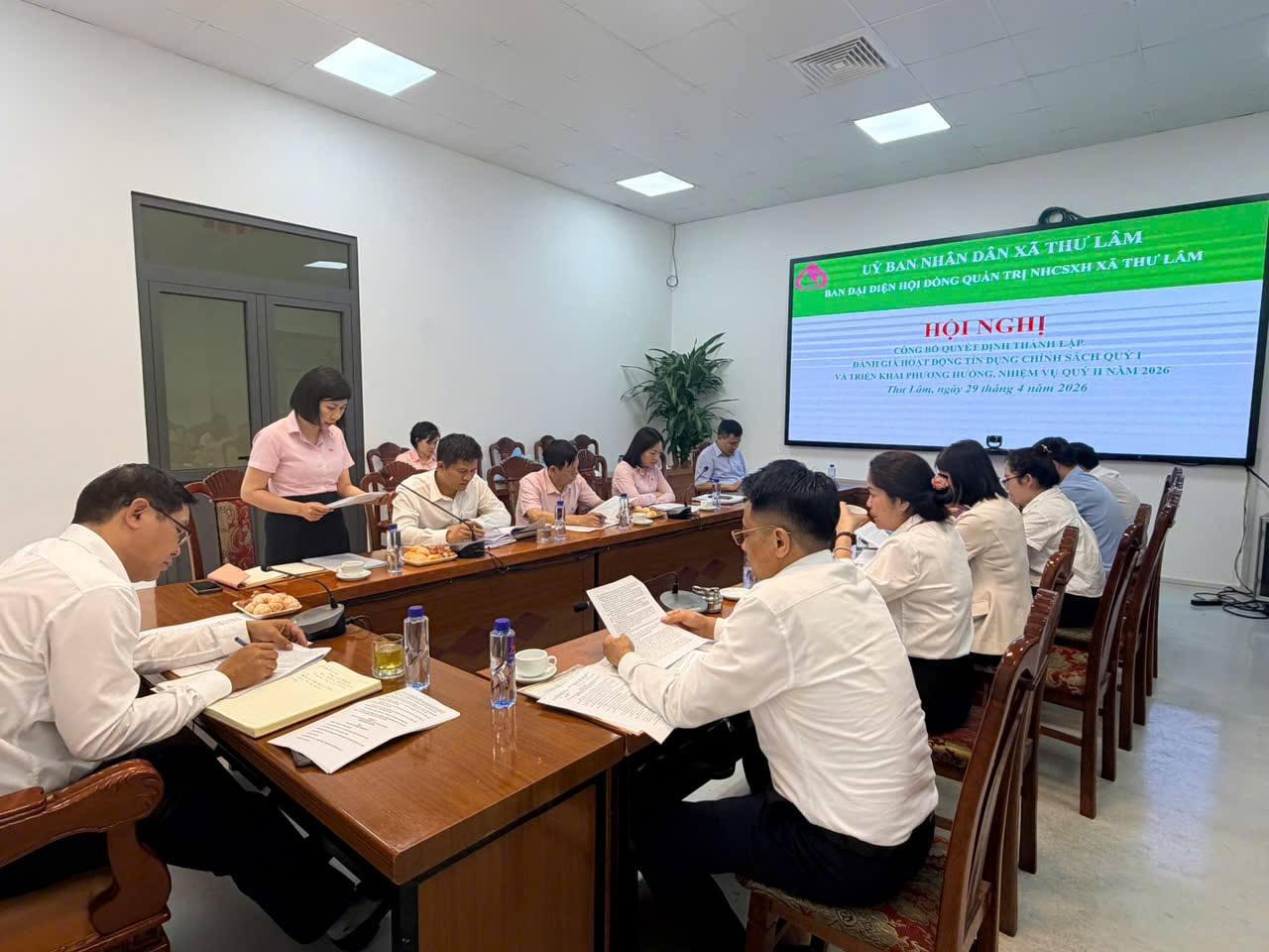 Toàn cảnh hội nghị đánh giá kết quả hoạt động tín dụng chính sách quý I, triển khai nhiệm vụ quý II năm 2026 tại UBND xã Thư Lâm.