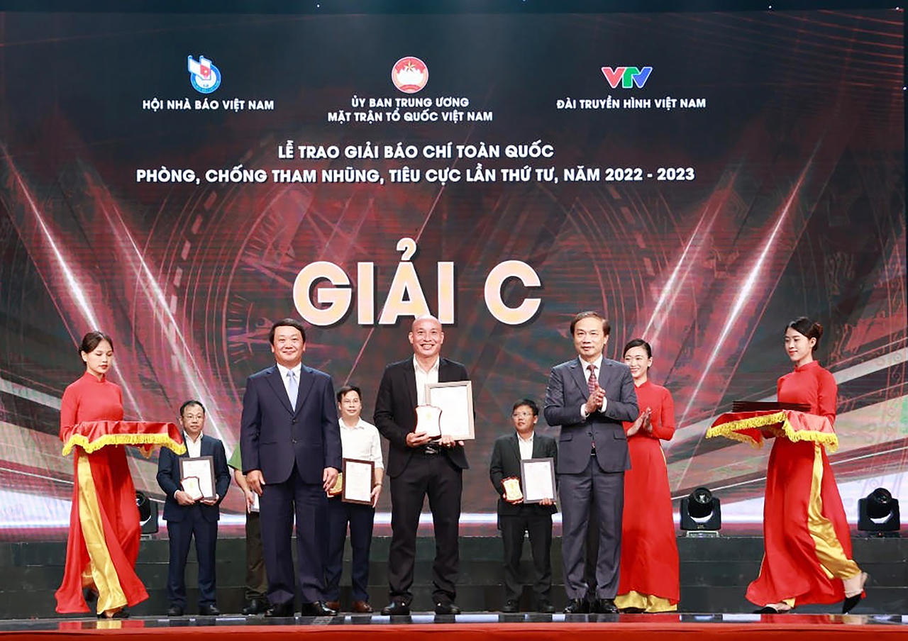 Nhà Báo Phạm Quốc Cường, Trưởng Ban Bạn đọc, Báo Pháp luật Việt Nam nhận giải C giải báo chí toàn quốc phòng, chống tham nhũng, tiêu cực lần thứ IV, năm 2022-2023. Ảnh Báo Pháp luật Việt Nam