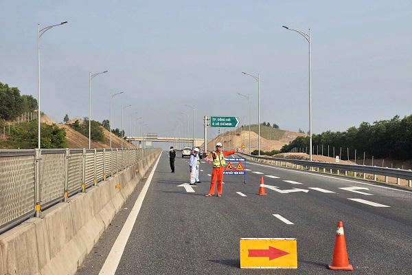 Cấm đường nhiều đoạn trên cao tốc Vũng Áng - Cam Lộ trong ngày 5/5 để lắp đặt hệ thống thu phí