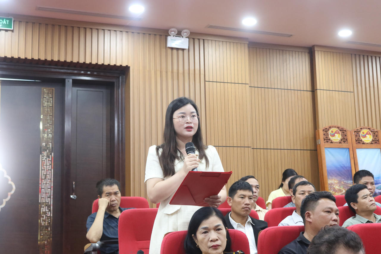 Đại diện cử tri phát biểu ý kiến tại hội nghị