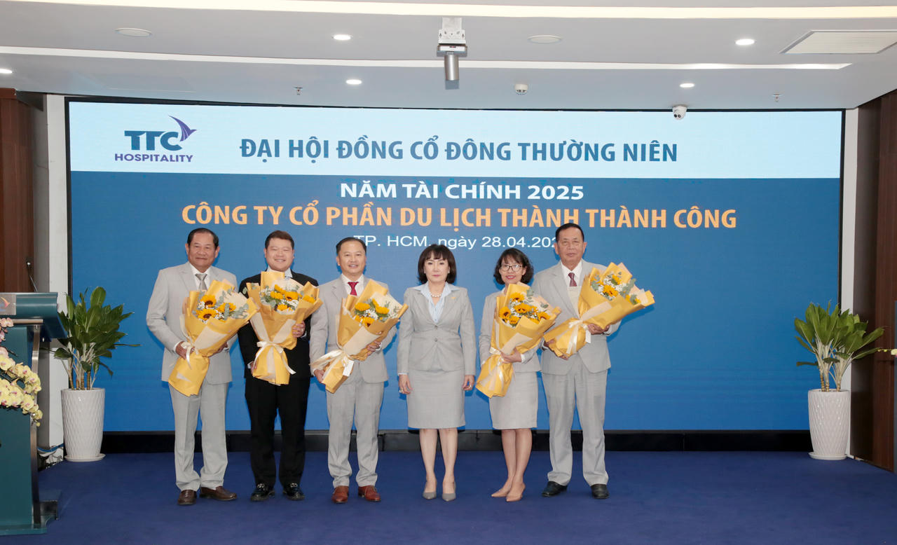 Hội đồng quản trị và Ban điều hành ra mắt đại hội.