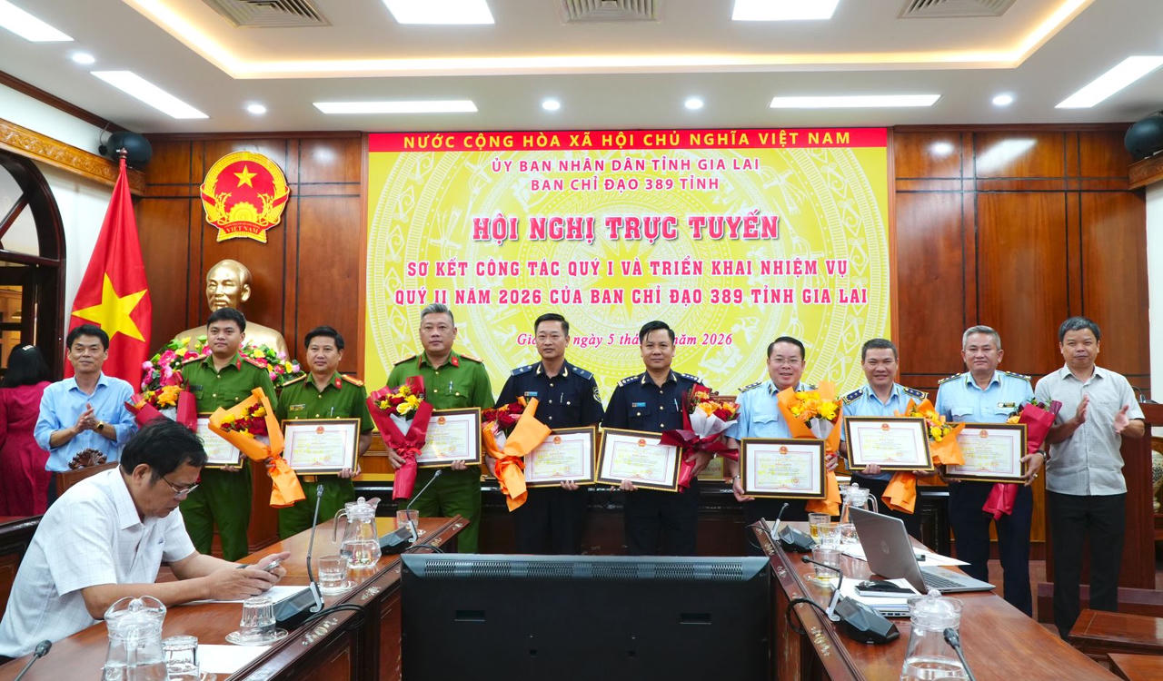 Ông Nguyễn Hữu Quế (bìa phải) trao bằng khen của Trưởng ban Chỉ đạo 389 quốc gia cho các tổ chức, cá nhân. (Ảnh: Kim Loan)
