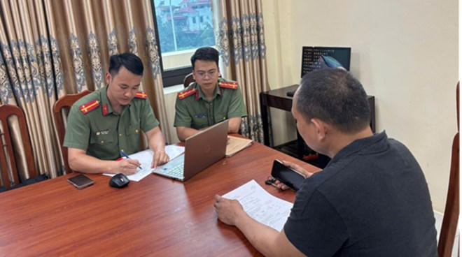 Cơ quan Công an làm việc với anh P.V.T. (Ảnh: Công an Ninh Bình)