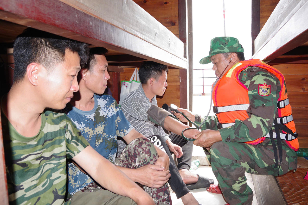 Lực lượng chức năng hỗ trợ lương thực, thực phẩm và chăm sóc y tế trên đảo.