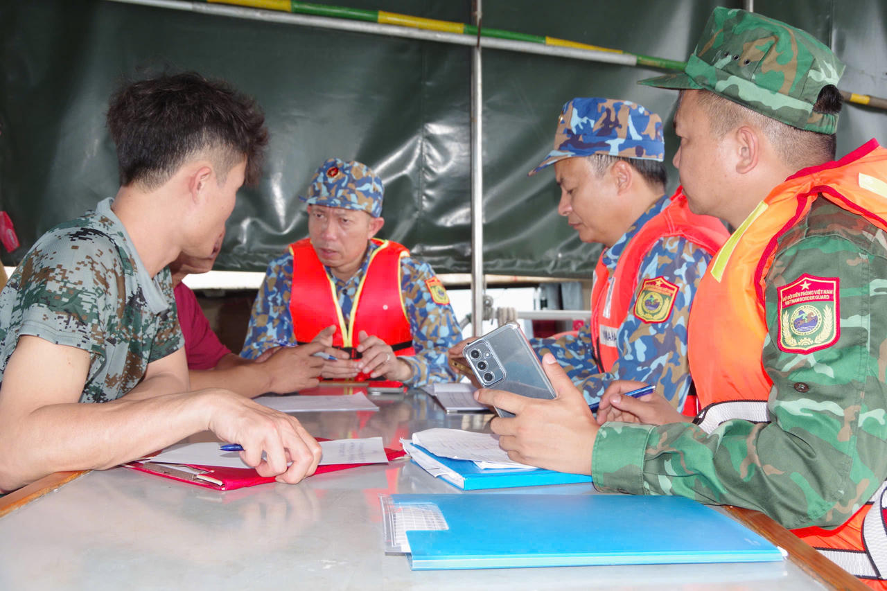 Bộ đội Biên phòng cứu hộ liên tiếp 2 tàu cá nước ngoài gặp nạn gần đảo Bạch Long Vĩ