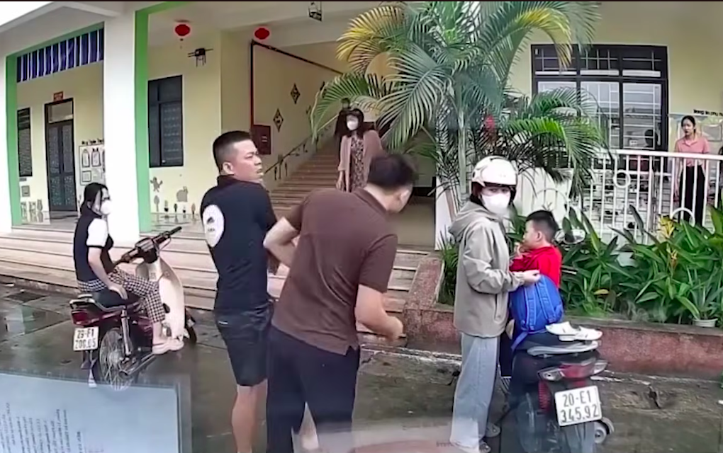 Hình ảnh cắt từ clip ghi lại diễn biến vụ việc.