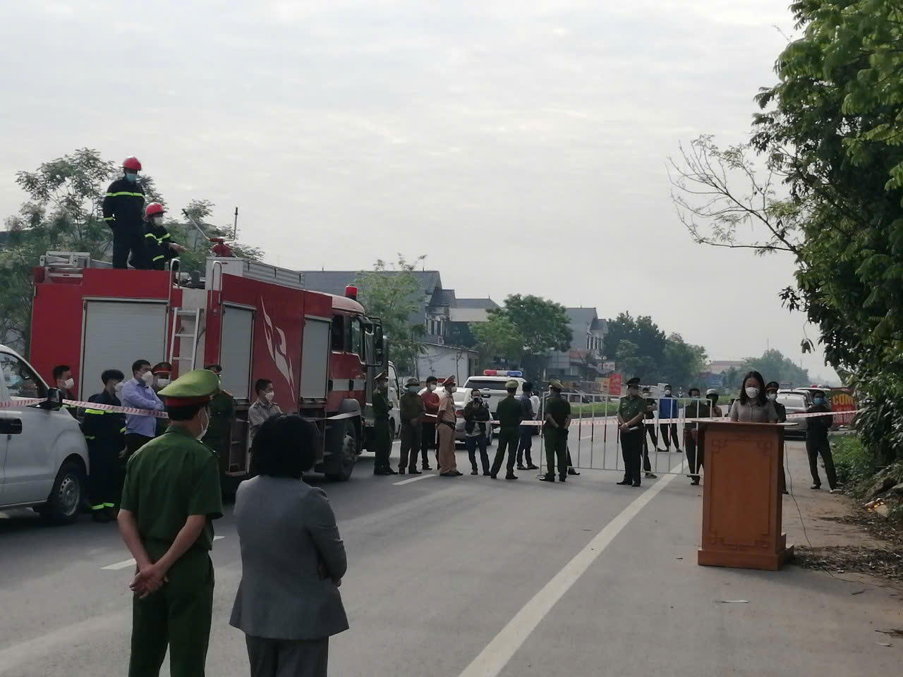 Chấp hành viên Ngô Thị Bình thực hiện nghiệp vụ thi hành án.
