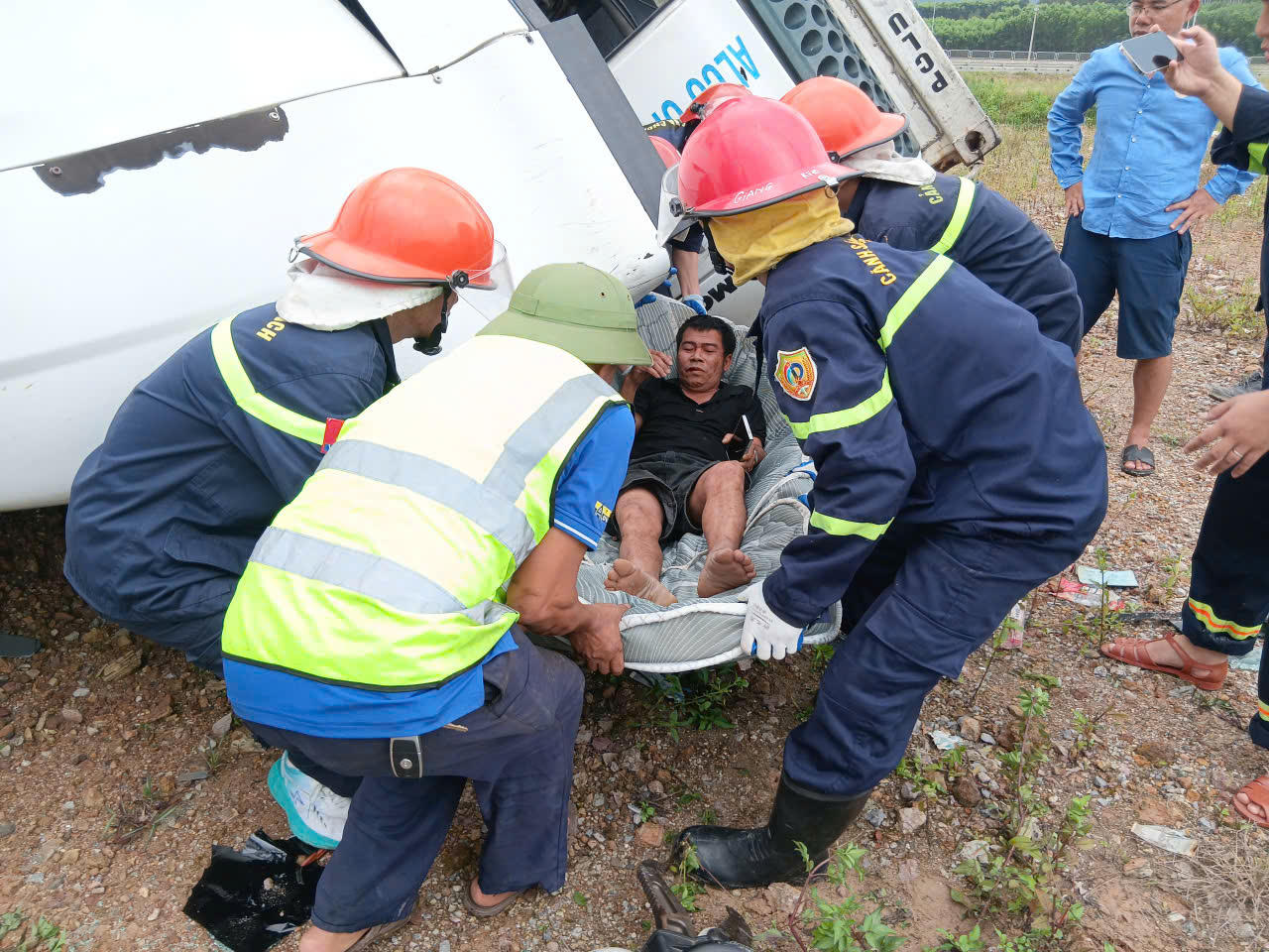 Tài xế được lực lượng chức năng và người dân hỗ trợ đưa đi cấp cứu sau khi được giải cứu.
