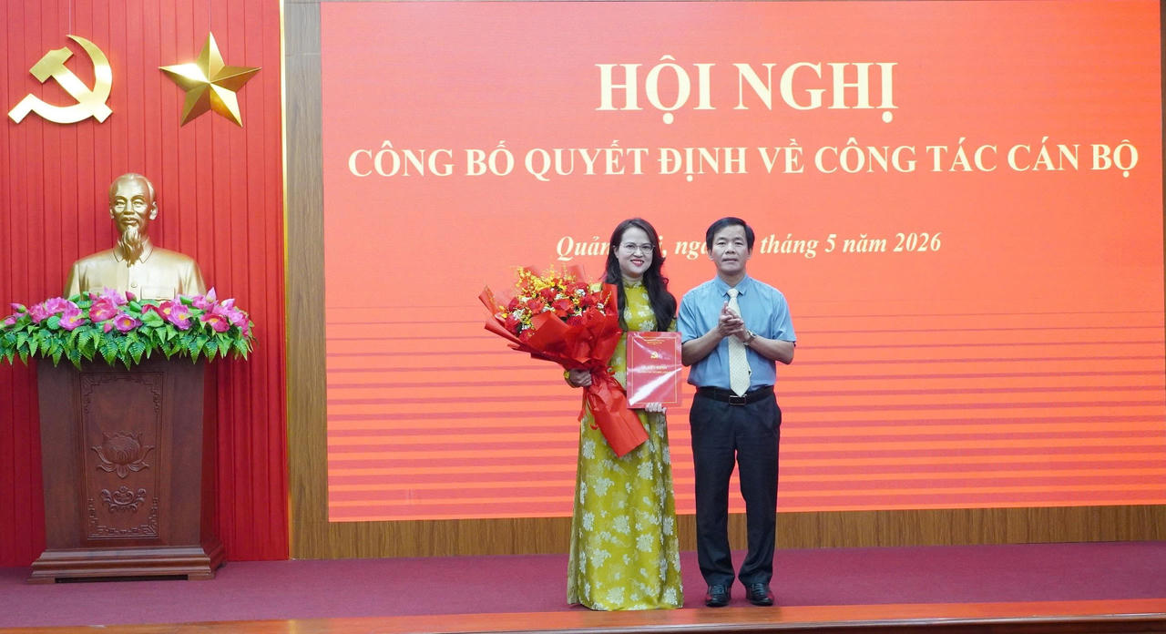 Bí thư Tỉnh ủy Nguyễn Văn Phương trao quyết định và tặng hoa chúc mừng bà Thái Thị Hồng Minh.