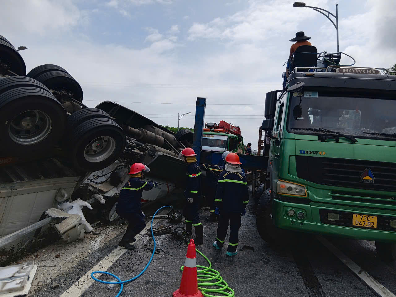 Hiện trường vụ tai nạn lật xe đầu kéo tại khu vực nút giao Trường Phú trên tuyến cao tốc Bắc - Nam.