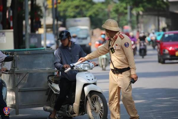 Trường hợp điều khiển xe kéo theo xe khác gây mất an toàn bị phát hiện, xử lý. Ảnh: Cục cảnh sát giao thông.