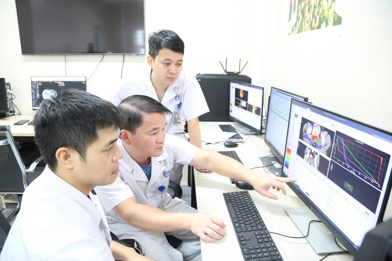 C&aacute;c b&aacute;c sĩ, kỹ thuật vi&ecirc;n hội chẩn l&ecirc;n kế hoạch xạ trị cho người bệnh.