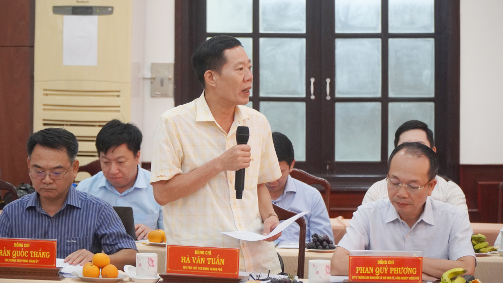Phó Chủ tịch UBND thành phố Hà Văn Tuấn trao đổi tại buổi làm việc.