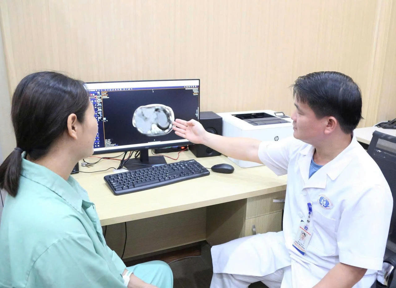 TS.BS Phạm Tiến Chung &ndash; Gi&aacute;m đốc Trung t&acirc;m Ung bướu tư vấn cho người bệnh.