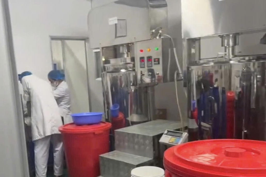 Bên trong nhà máy sản xuất mỹ phẩm giả.