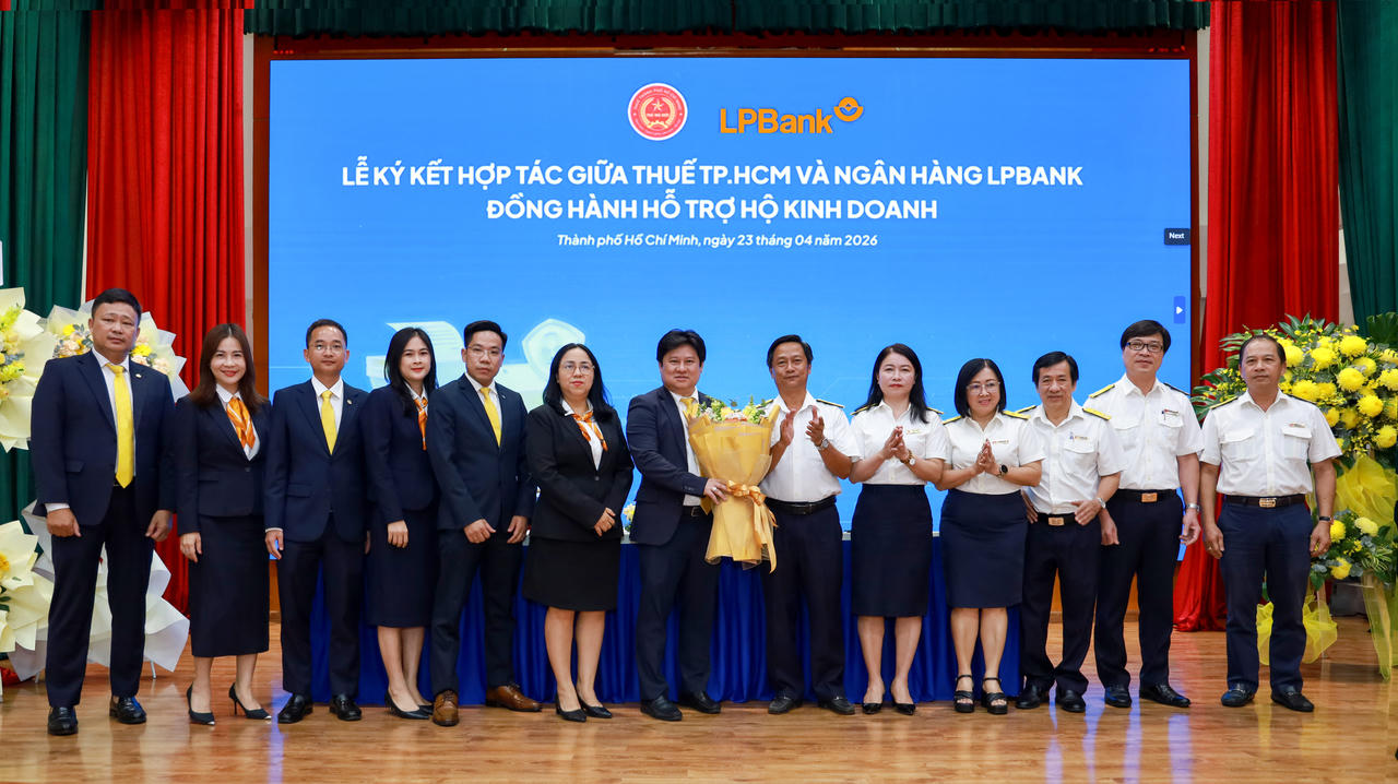 Tập thể LPBank và tập thể Thuế TP HCM chụp ảnh lưu niệm tại lễ ký kết hợp tác