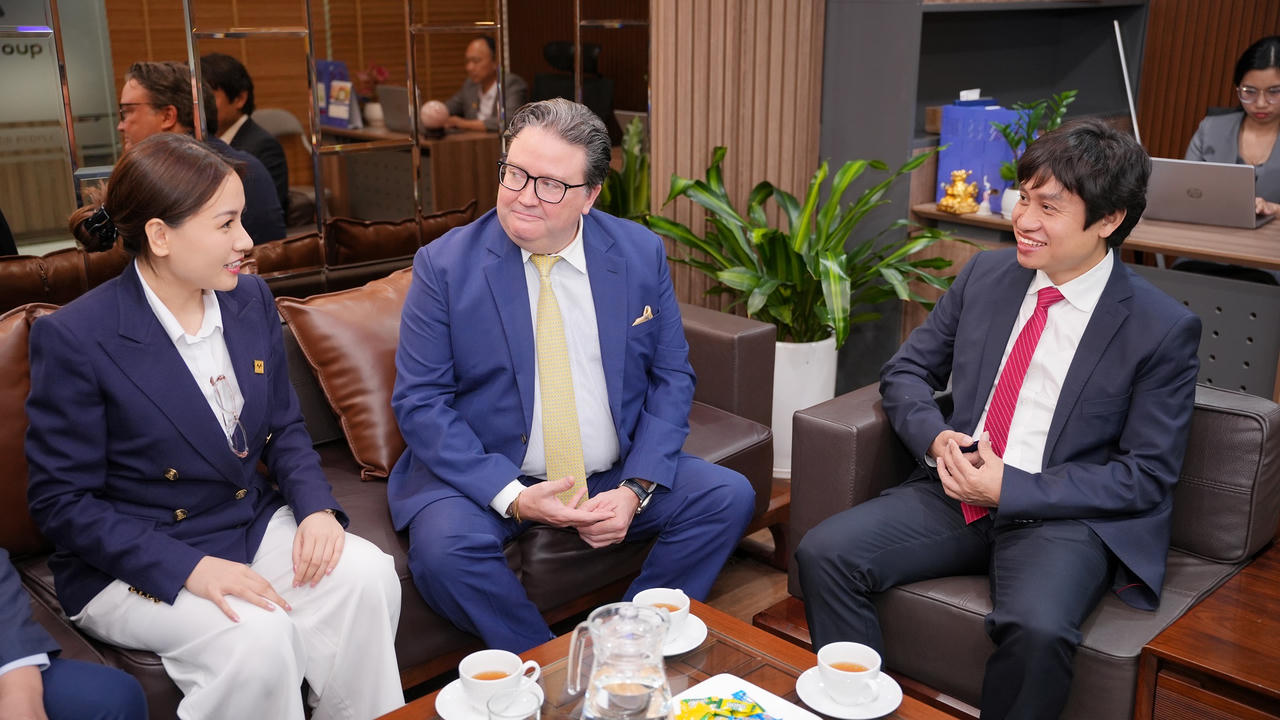 Ông Marc Knapper, cựu Đại sứ Hoa Kỳ tại Việt Nam, trao đổi với lãnh đạo Meey Group hôm 4/5. (Ảnh: Meey Group)