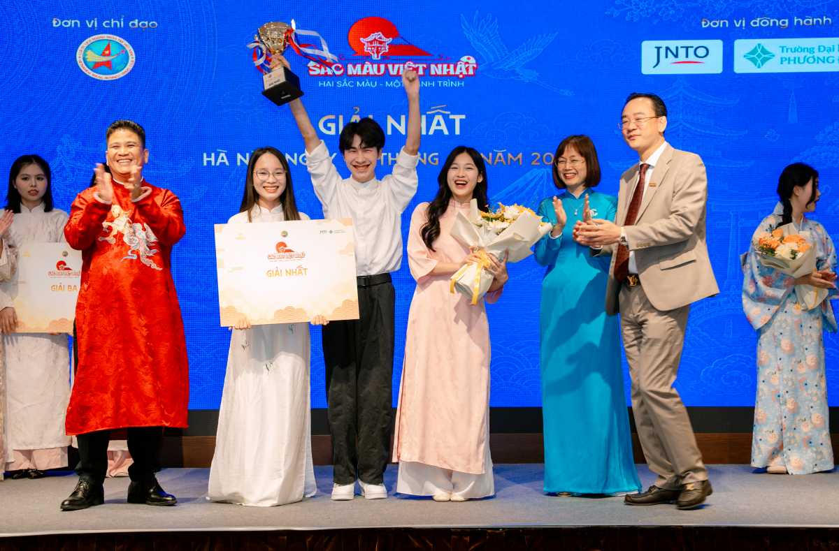Ban Giám khảo trao giải Nhất cho đội Mochi Mochi đến từ Trường Đại học Công nghiệp Hà Nội. (Ảnh BTC)