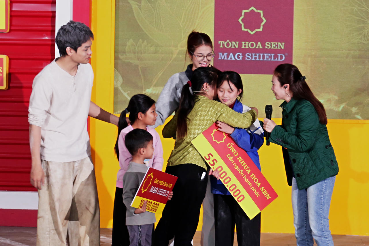 Sau những giọt nước mắt, khoảnh khắc các em nhỏ nhận được những phần thưởng khiến ai cũng vỡ òa.