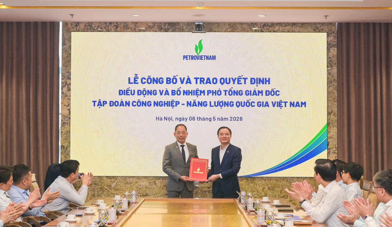 Ông Cao Hoài Dương (trái) nhận Quyết định bổ nhiệm từ Chủ tịch Petrovietnam Lê Ngọc Sơn.
