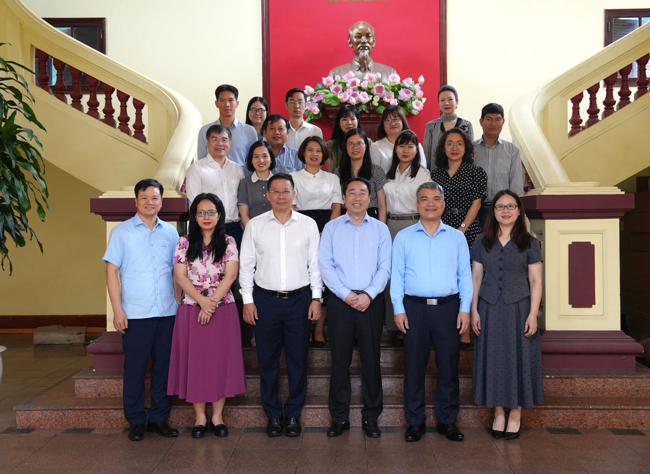 Các Lãnh đạo Bộ và tập thể Cục&nbsp;Đăng ký giao dịch bảo đảm và Bồi thường nhà nước