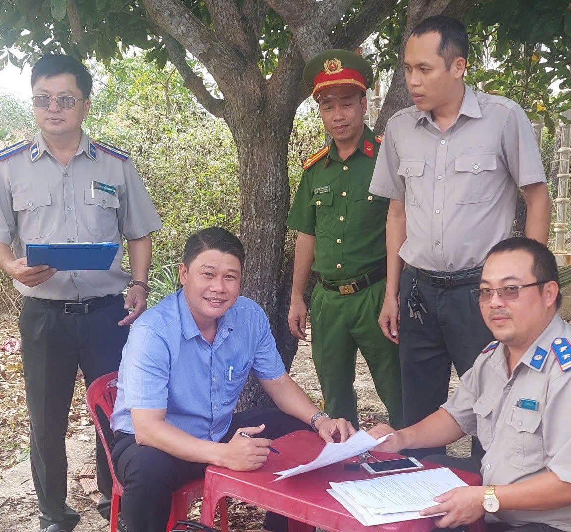 CHV Nguyễn Thành Yên trong một lần tổ chức thi hành án.
