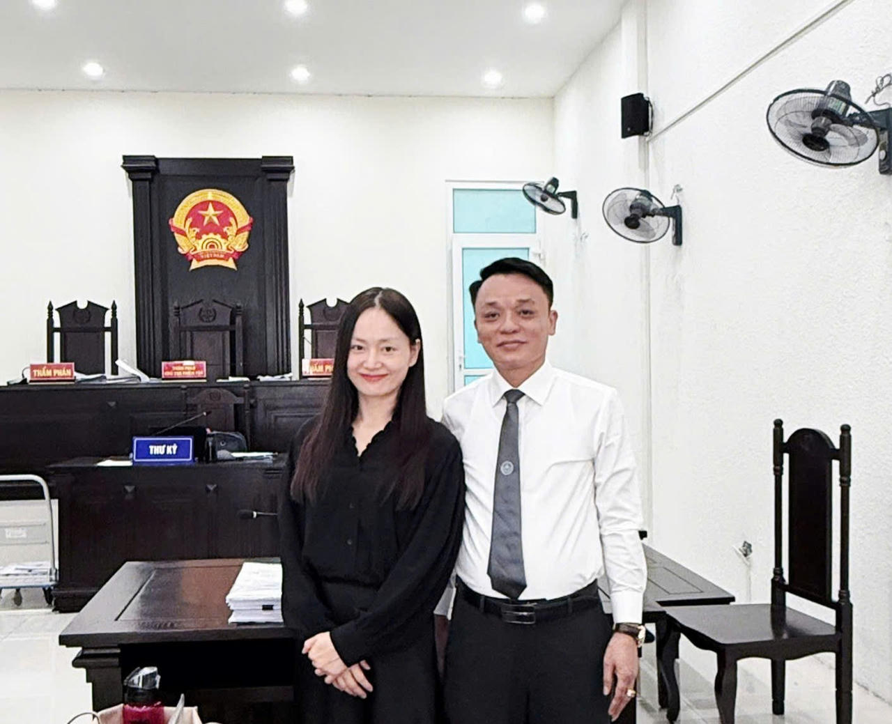 Nữ diễn viên Lan Phương cùng Luật sư Hà Trọng Đại - người bảo vệ cô trong vụ ly hôn 