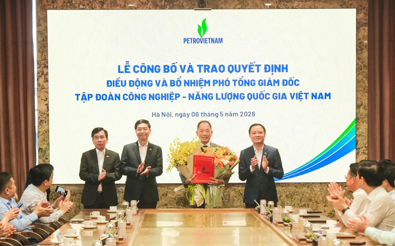 Lãnh đạo Petrovietnam tặng hoa chúc mừng tân Phó Tổng Giám đốc Cao Hoài Dương.