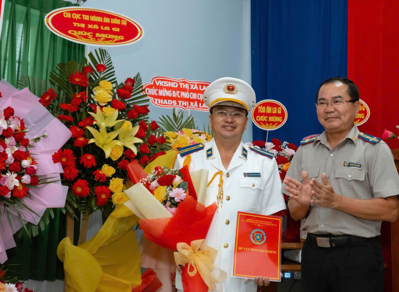 Từ một Kiểm sát viên, anh Nguyễn Thành Yên (bên trái) bén duyên, khoác lên mình màu áo THADS.