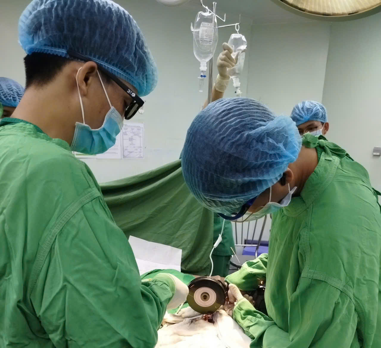Các bác sĩ sử dụng máy cắt cấp cứu