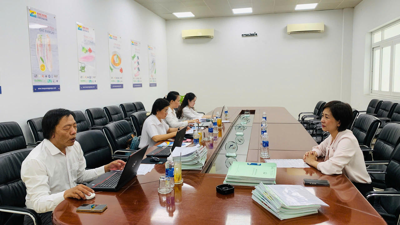 Tổ công tác làm việc tại Công ty Cổ phần Hùng Vương. (Ảnh: Hồng Loan)