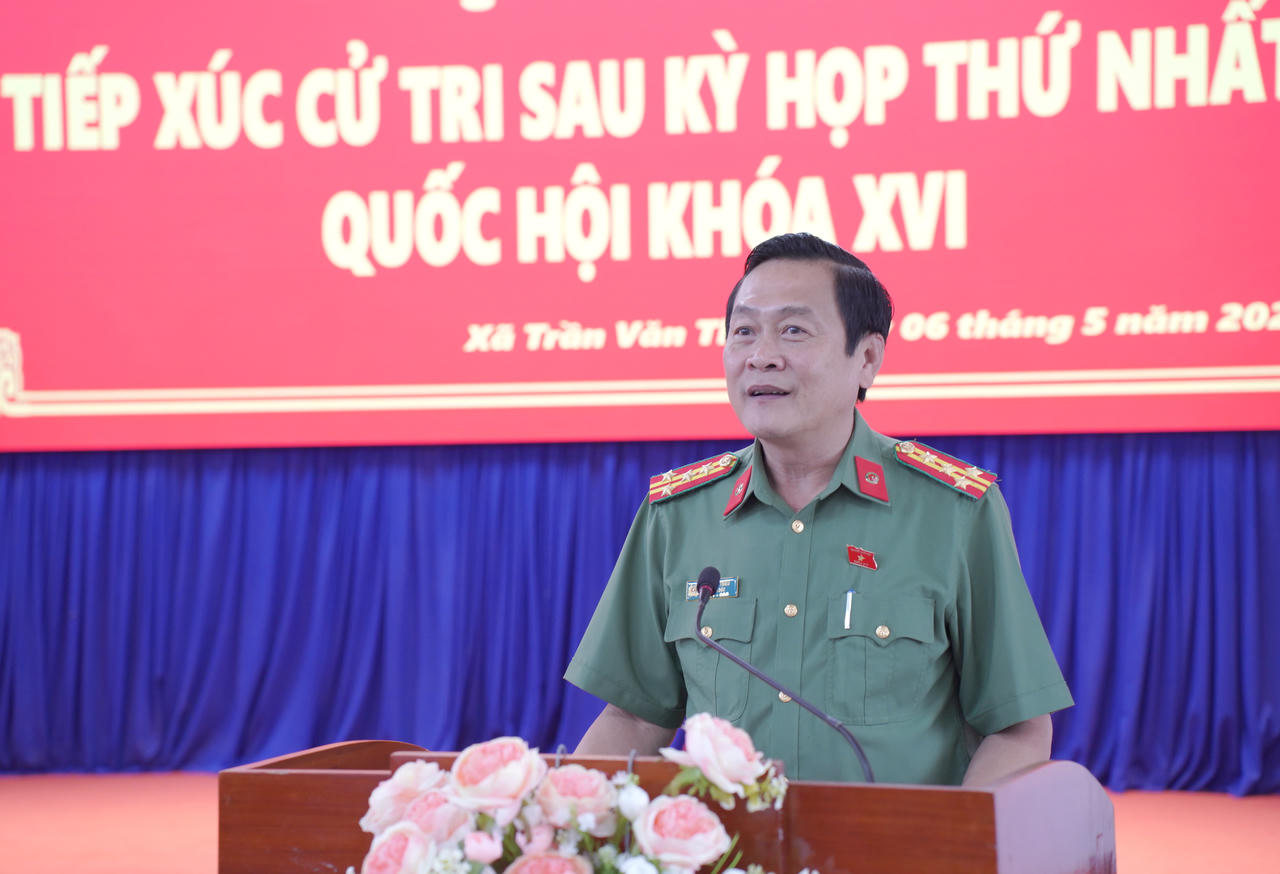 Đại diện Đoàn ĐBQH (đơn vị bầu cử số 2), Đại tá Hồ Việt Triều nghiêm túc tiếp thu, trực tiếp trả lời các ý kiến, kiến nghị của cử tri; đồng thời khẳng định sẽ tiếp tục theo dõi, đôn đốc, tổng hợp và phản ánh đầy đủ đến các cơ quan chức năng có thẩm quyền để xem xét, giải quyết kịp thời theo quy định.