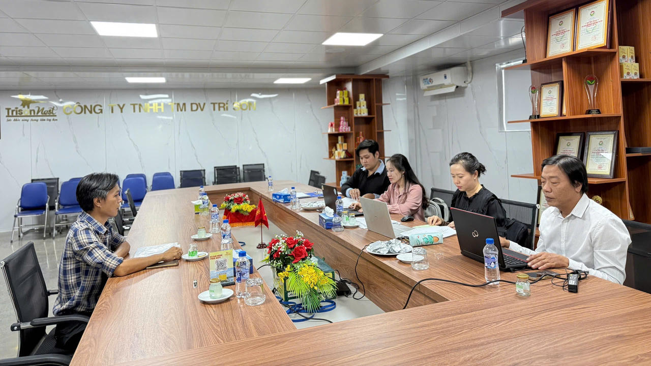 Tổ công tác làm việc tại Công ty TNHH TM DV Trí Sơn. (Ảnh: Hồng Loan)