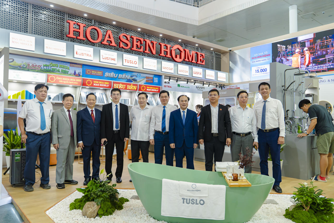 Thứ trưởng Bộ Xây dựng Nguyễn Văn Sinh cùng đoàn công tác ghé thăm và trải nghiệm gian hàng Hoa Sen Home ngay trong sáng khai mạc Triển lãm Quốc tế Vietbuild Đà Nẵng 2026 ngày 06/05/2026.