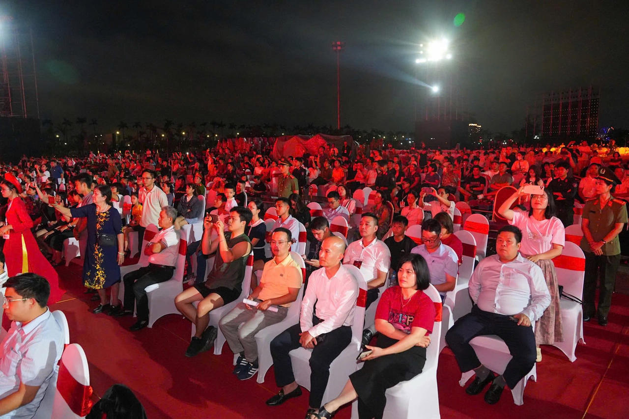 Đông đảo nhân dân và du khách tham dự buổi lễ tổng duyệt.