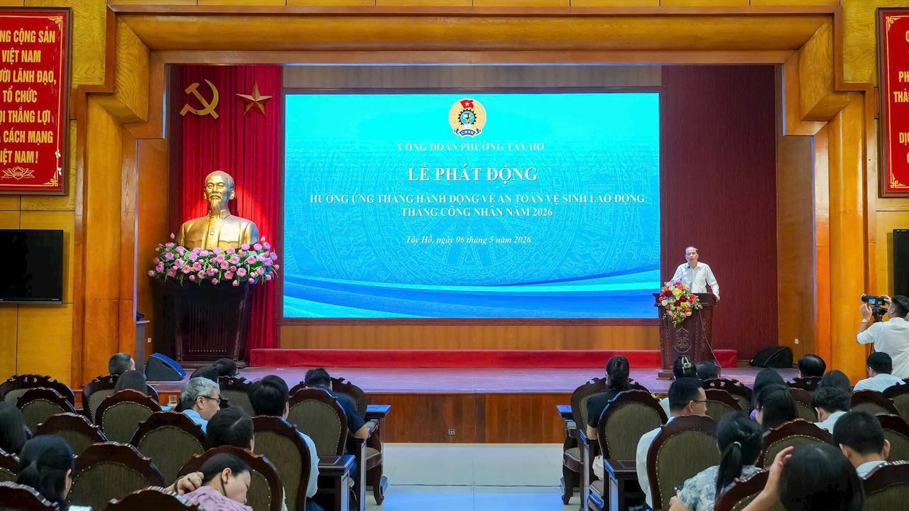 Đông đảo cán bộ, đoàn viên, người lao động tham dự lễ phát động tại Hội trường phường Tây Hồ.